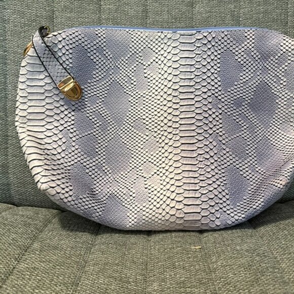 Oversized clutch with crossbody capabilities - Picture 1 of 4